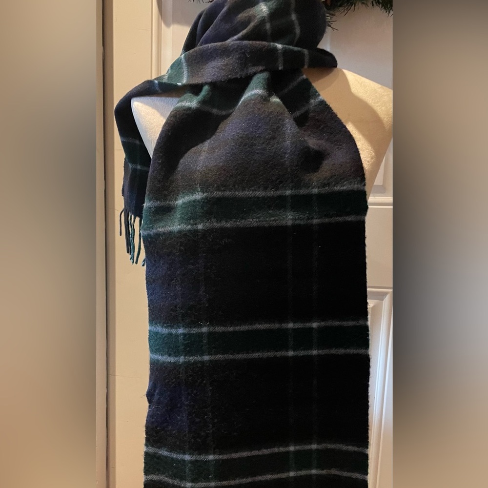 Burberry 100% cashmere scarf navy background